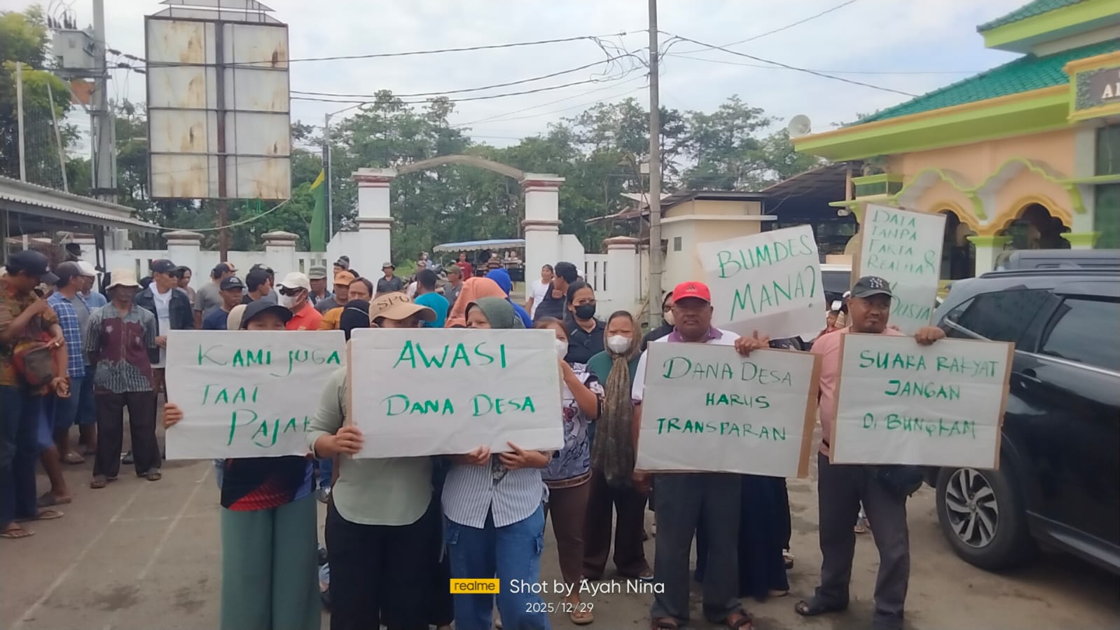 Ribuan Warga Demo Didepan Balai Desa Cipedang Tuntut Transparansi DD, dan Dorong Pemberdayaan BUMDes