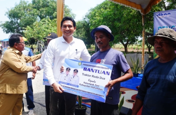 Sambut Musim Tanam, Bupati Lucky Hakim Bagikan Alsintan Untuk Petani Indramayu