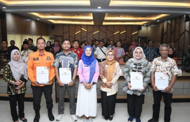 Serahkan Kontrak Kerja PPPK Paruh Waktu, Pemkab Indramayu Dorong ASN Indramayu Profesional