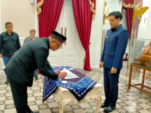 Bupati Lucky Hakim dan Dewas Perumdam Tandatangani Kontrak Kinerja