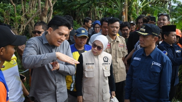 Bupati Lucky Hakim Tinjau Wilayah yang Tergenang Banjir