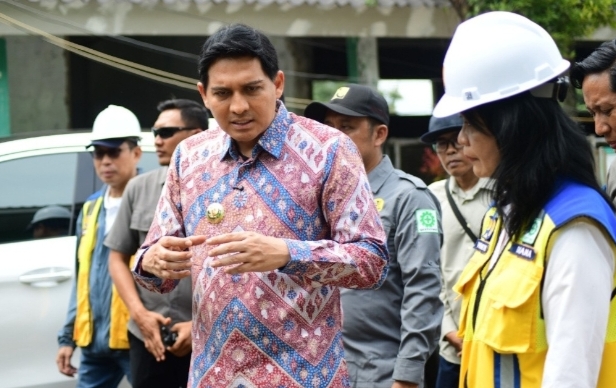 Tinjau Inpres Jalan Daerah Lohbener–Jatibarang dan Rehabilitasi MTsN 8 Indramayu, Wamen PU Disambut Bupati Lucky Hakim