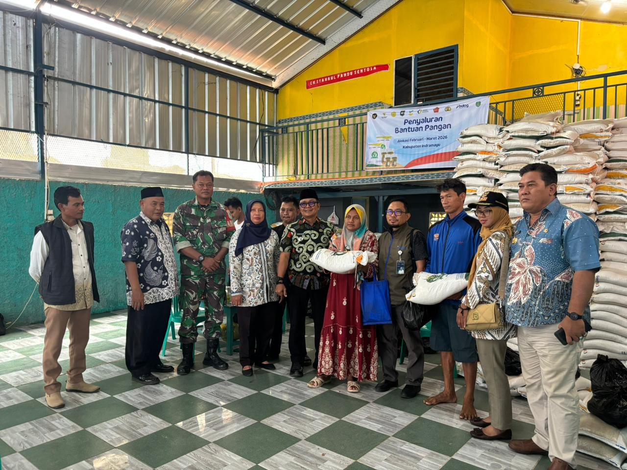 Bulog Bersama DKPP Indramayu Salurkan Bantuan Pangan Targetkan 30 Mei Rampung