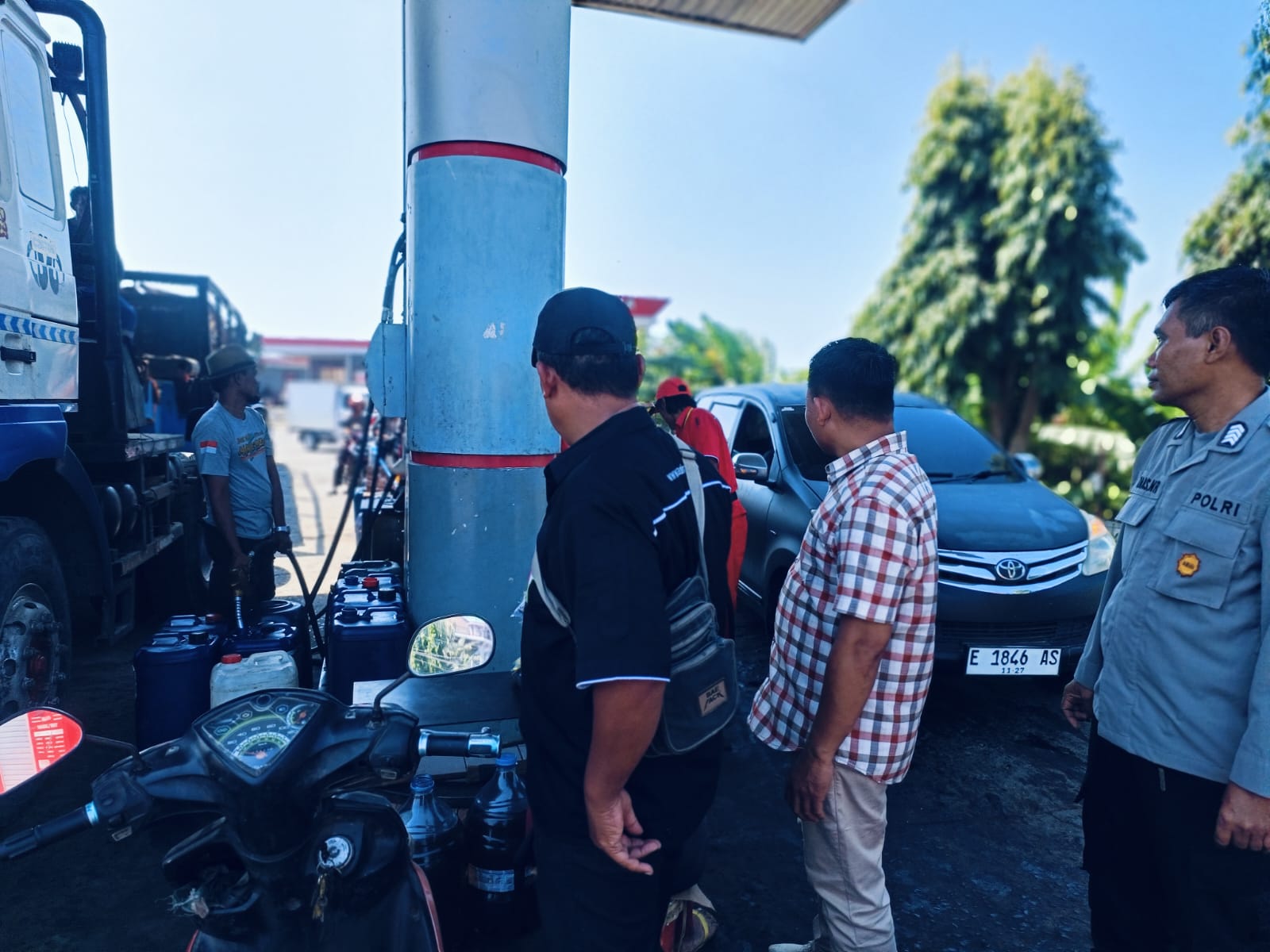 “Polsek Juntinyuat Pastikan Pembelian Solar dengan Jerigen di SPBU Limbangan Sesuai Aturan dan Memiliki Izin Resmi