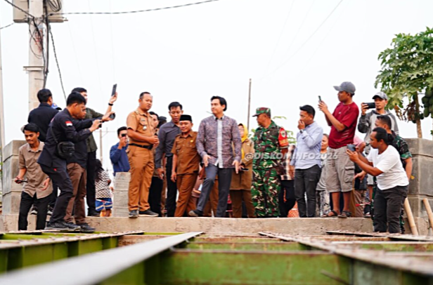 Bupati Lucky Hakim Tinjau Rehabilitasi Jembatan Kali Perak Jatimunggul, Permudah Akses Pertanian Warga