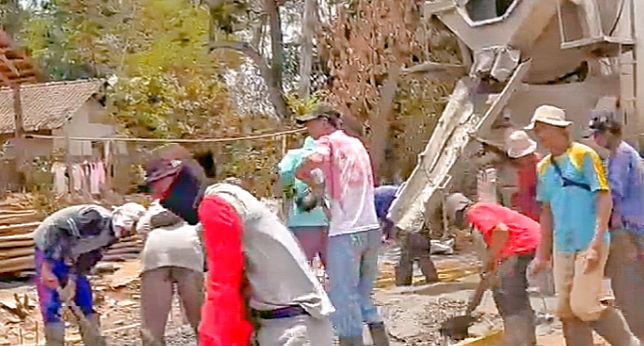 Pemdes Mekarwaru Gantar Gelar Betonisasi Jalan Lingkungan, Warga Sambut Antusias
